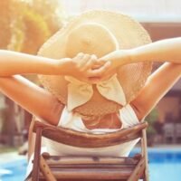 Im Rahmen eines strategischen Schritts zur Stärkung der thailändischen Wirtschaft soll die Wellnessbranche des Landes in diesem Jahr einen beachtlichen Umsatz von 690 Milliarden Baht erwirtschaften. Dieses ehrgeizige Ziel wurde von Gesundheitsminister Somsak Thepsutin angekündigt, der Pläne für eine umfassende Zusammenarbeit zwischen Innovatoren und Investoren erläuterte, um Thailands Stellung auf dem globalen Gesundheitsmarkt zu stärken.