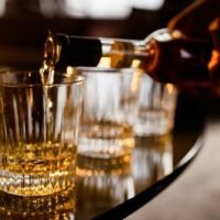 In einem bedeutenden Schritt hat das thailändische Repräsentantenhaus mit überwältigender Mehrheit für ein neues Alkoholkontrollgesetz gestimmt, das den Weg für die Werbung für alkoholische Getränke wie Bier und Spirituosen ebnet.
