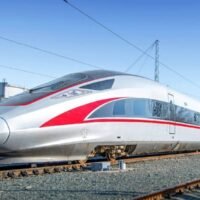 Thailands große Vision, die Flughäfen Don Mueang, Suvarnabhumi und U-Tapao durch Hochgeschwindigkeitszüge zu verbinden, rückt der Realität immer näher. Der Vorstand der thailändischen Staatsbahn (SRT) steht kurz vor der endgültigen Genehmigung und hofft auf grünes Licht des Kabinetts bis Mai.