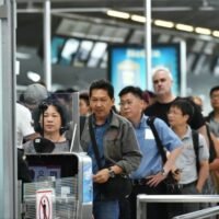Thailand verkürzt die Dauer des visumfreien Aufenthalts von 60 auf 30 Tage. Damit soll der Missbrauch der Visumbefreiung für illegale Geschäftsaktivitäten eingedämmt werden. Die Entscheidung, der die zuständigen Behörden grundsätzlich zugestimmt haben, wird vom Tourismus- und Sportministerium vorangetrieben.