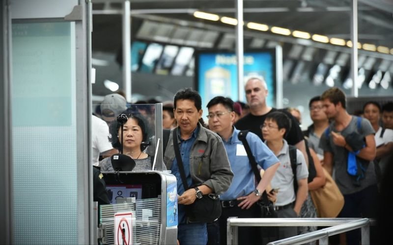 Thailand verkürzt die Dauer des visumfreien Aufenthalts von 60 auf 30 Tage. Damit soll der Missbrauch der Visumbefreiung für illegale Geschäftsaktivitäten eingedämmt werden. Die Entscheidung, der die zuständigen Behörden grundsätzlich zugestimmt haben, wird vom Tourismus- und Sportministerium vorangetrieben.
