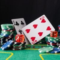Seitdem die Regierung ihre Politik zur Legalisierung von Casinos unter dem Deckmantel eines Gesetzes über Unterhaltungskomplexe eingeführt hat, sorgt sie immer wieder für Debatten. Kritiker argumentieren, die Pheu Thai Partei hätte das Thema nie zur Sprache bringen dürfen, da es zu diesem Thema keinen öffentlichen Konsens gebe.