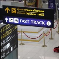 Tourismusunternehmen machen sich Sorgen über die Ausländer, die dort täglich arbeiten und Eigentumswohnungen mieten. Die Online-Debatte über die Gewährung einer 60-tägigen Visumbefreiung für Touristen hat sich verschärft. Anlass war eine Reihe von Vorfällen, bei denen in Bangkok täglich Eigentumswohnungen illegal und gezielt an Touristen vermietet wurden.