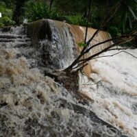 Das Ministerium für Mineralressourcen hat eine dringende Warnung für zehn Provinzen in Nord- und Zentralthailand herausgegeben, sich auf mögliche Erdrutsche und Sturzfluten zwischen dem 29. April und dem 1. Mai vorzubereiten. Lokale Freiwilligennetzwerke werden dringend gebeten, die Niederschlagsmenge genau zu überwachen und während dieser Zeit wachsam zu bleiben.