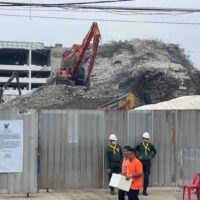 Die Zahl der Todesopfer beim Einsturz des staatlichen Rechnungshofs im Bangkoker Stadtteil Chatuchak lag am Montagmorgen bei 41, 53 weitere wurden noch vermisst, als Bagger immer tiefer in die Trümmer gruben. Die Bangkok Metropolitan Administration (BMA) gab die Zahlen heute am Montagmorgen bekannt. Die Zahl der Opfer vor Ort blieb bei 103 und die der Verletzten bei neun.