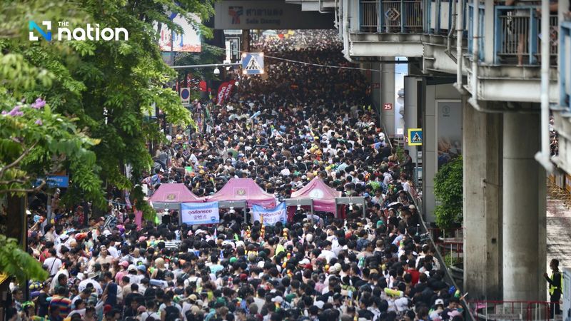 Der Songkran-Veranstaltungsort in der Silom Road begrüßte 256.667 Besucher, während der Veranstaltungsort in der Khao San Road 394.628 Besucher begrüßte. Die Bangkok Metropolitan Administration (BMA) hat ihr dreitägiges Songkran-Wasserfest an den Straßen Silom und Khao San beendet, das dank der kontinuierlichen Sicherheitsüberwachung durch die Stadtbeamten mehr als 650.000 thailändische und internationale Besucher anzog.