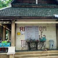 Das Tourismusministerium hat eine landesweite Initiative zur Verbesserung der touristischen Infrastruktur mit einem Budget von über 26 Millionen Baht angekündigt. Die Mittel werden für die Renovierung öffentlicher Toilettenanlagen an 63 wichtigen Touristenattraktionen im ganzen Land verwendet, um das Besuchererlebnis zu verbessern und Thailands Ziel zu unterstützen, ein globales Tourismuszentrum zu werden.