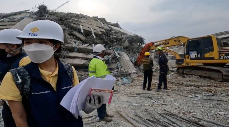 Drei Proben von Bewehrungsstahl, die an der Stelle des eingestürzten Gebäudes des State Audit Office (SAO) gesammelt wurden, wurden vom thailändischen Eisen- und Stahlinstitut geprüft und für minderwertig befunden.Pongpol Yodmuangcharoen, Sprecher des Industrieministeriums, sagte gestern, dass die Proben der 12 mm, 20 mm und 32 mm starken Bewehrungsstäbe die strengen Tests nicht bestanden hätten.