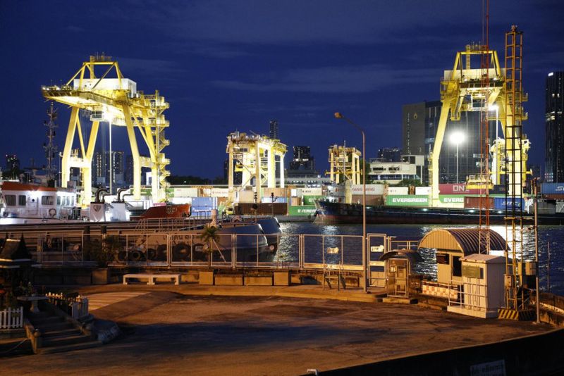 Thailands Technologiebranche bereitet sich auf neue US-Exportregeln vor. Die Beschränkungen für KI-Chips treten am 15. Mai in Kraft.Die thailändische Technologiebranche bereitet sich auf die Auswirkungen der neuen, abgestuften Exportbeschränkungen für KI-Chips aus den USA vor, die am 15. Mai in Kraft treten sollen.