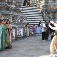 Nach Angaben der Professional Tourist Guides Association of Thailand sind in den wichtigsten Touristenzielen immer noch illegale ausländische Reiseleiter tätig, darunter Chinesen und andere Nationalitäten. Sie überleben, indem sie den lokalen Beamten monatlich Bestechungsgelder zahlen.