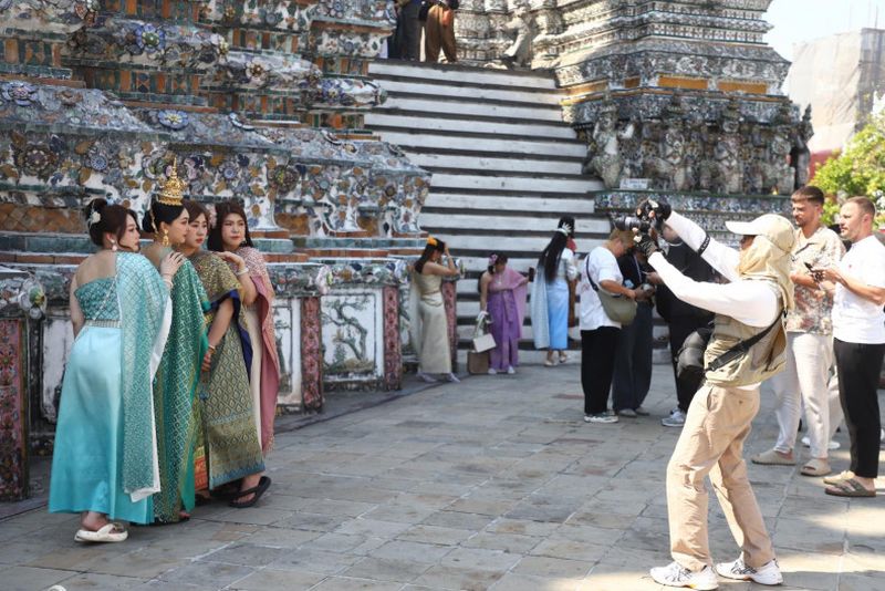 Nach Angaben der Professional Tourist Guides Association of Thailand sind in den wichtigsten Touristenzielen immer noch illegale ausländische Reiseleiter tätig, darunter Chinesen und andere Nationalitäten. Sie überleben, indem sie den lokalen Beamten monatlich Bestechungsgelder zahlen.
