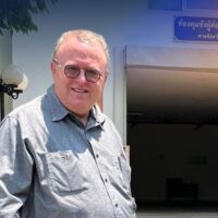 Der amerikanische Wissenschaftler Paul Chambers wurde in Phitsanulok wegen Verstoßes gegen thailändische Gesetze zur Majestätsbeleidigung und Computerkriminalität festgenommen. Die thailändischen Einwanderungsbehörden haben das Visum des inhaftierten amerikanischen Akademikers Paul Chambers widerrufen, der wegen Verleumdung des Königshauses angeklagt ist , teilten seine Anwälte gestern am Mittwoch (9. April) mit.