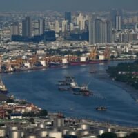 Die Bank von Thailand senkt ihren Zinssatz, da der Zollsturm die Aussichten trübt. Aufgrund von Handelsturbulenzen und rückläufigem Tourismus wird die Prognose für das Wirtschaftswachstum auf höchstens 2 % gesenkt.