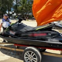 Die Wasserschutzpolizei hat im Rahmen einer Razzia gegen Betrügerbanden , die es auf Touristen abgesehen haben, in Phuket acht nicht zugelassene Jetskis beschlagnahmt und fünf Betreiber festgenommen .