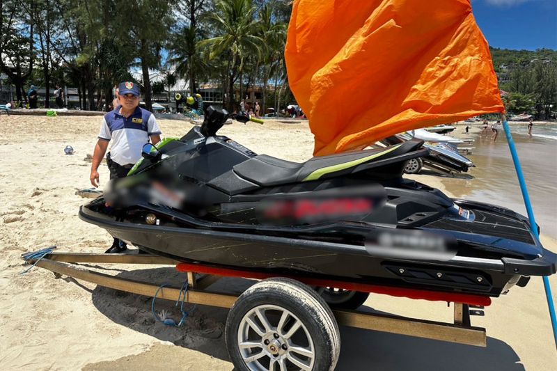 Die Wasserschutzpolizei hat im Rahmen einer Razzia gegen Betrügerbanden , die es auf Touristen abgesehen haben, in Phuket acht nicht zugelassene Jetskis beschlagnahmt und fünf Betreiber festgenommen .
