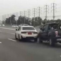 Smitthiphat Leenawarat, ein BMW-Fahrer, der verdächtigt wird, am Mittwoch in Pathum Thani in einen Verkehrsunfall verwickelt gewesen zu sein, wurde von der Polizei wegen des Vorfalls angeklagt. Pol Col Thiradet Chanlad, Superintendent der Polizeiwache Lam Luk Ka, sagte am Samstag, dass der 28-jährige Herr Smitthiphat und sein Anwalt am Freitagabend zur Wache gekommen seien, um die gegen ihn erhobenen Vorwürfe offiziell anzuerkennen.