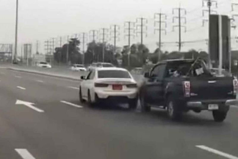 Smitthiphat Leenawarat, ein BMW-Fahrer, der verdächtigt wird, am Mittwoch in Pathum Thani in einen Verkehrsunfall verwickelt gewesen zu sein, wurde von der Polizei wegen des Vorfalls angeklagt.Pol Col Thiradet Chanlad, Superintendent der Polizeiwache Lam Luk Ka, sagte am Samstag, dass der 28-jährige Herr Smitthiphat und sein Anwalt am Freitagabend zur Wache gekommen seien, um die gegen ihn erhobenen Vorwürfe offiziell anzuerkennen.