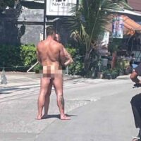 An den Stränden von Koh Phangan, der Heimat der berüchtigten Vollmondpartys , wurden Schilder aufgestellt, die öffentliche Nacktheit verbieten , nachdem es häufig Beschwerden über nackte Touristen gegeben hatte. Lokale Beamte stellten die Schilder am Mittwoch auf und verteilten Flugblätter an Besucher der Insel und an lokale Tourismusunternehmen, darunter Restaurants und Hotels am Zen Beach und Secret Beach.