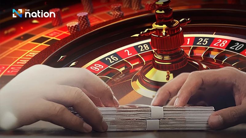 The Nation taucht tief in das „Glücksspiel-Kickback“-Netzwerk ein, eines der mächtigsten illegalen Geschäftssysteme in Thailand.Während die Regierung verzweifelt versucht, neue Einnahmequellen für die Staatskasse zu erschließen, operiert eine riesige Schattenwirtschaft ungehindert weiter – sie generiert jährlich zig Milliarden Baht, ohne jemals in den Haushalt oder das Steuersystem zu gelangen.