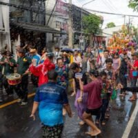 Trotz einer starken Leistung während der Songkran-Feiertage boten die Hotels in Chiang Mai niedrigere Zimmerpreise als im Vorjahr an, um Last-Minute-Reisende aus dem Inland anzulocken, deren Vertrauen durch das Erdbeben im letzten Monat noch immer erschüttert war. Einheimische Touristen genießen das Songkran-Fest in Chiang Mai. Hotels in der Provinz mussten ihre Zimmerpreise senken, um während dieser Zeit die Auslastung aufrechtzuerhalten.