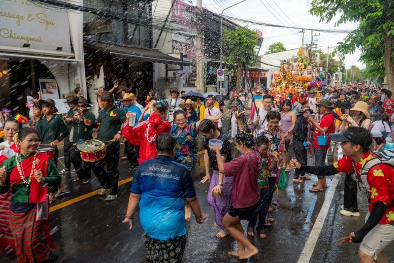 Trotz einer starken Leistung während der Songkran-Feiertage boten die Hotels in Chiang Mai niedrigere Zimmerpreise als im Vorjahr an, um Last-Minute-Reisende aus dem Inland anzulocken, deren Vertrauen durch das Erdbeben im letzten Monat noch immer erschüttert war.Einheimische Touristen genießen das Songkran-Fest in Chiang Mai. Hotels in der Provinz mussten ihre Zimmerpreise senken, um während dieser Zeit die Auslastung aufrechtzuerhalten.