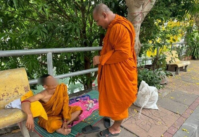 Einwohner von Nakhon Pathom äußerten Bedenken über einen Mann, der sich als Mönch ausgab, um während des Songkran-Festes Spenden zu sammeln . Heute, am 15. April, wurde der Vorfall Phra Khru Phalat Sitthiwat, auch bekannt als Luang Pi Namfon, dem Vorsitzenden des Ausschusses für Beschwerden innerhalb der Klostergemeinschaft der Region 14 gemeldet.