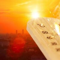 BANGKOK. In vielen Teilen Thailands , darunter auch Phuket und Bangkok, herrschen sengende Temperaturen, der Hitzeindex ist auf „sehr gefährliche“ Werte gestiegen. Das Gesundheitsministerium hat dringende Richtlinien herausgegeben, in denen gefährdete Bevölkerungsgruppen aufgefordert werden, Sonneneinstrahlung zu meiden, da die Hitzewelle voraussichtlich bis Donnerstag anhalten wird.