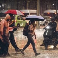 Die Öffentlichkeit wird dringend gebeten, aufgrund des Wetterwechsels auf ihre Gesundheit zu achten und bei extremen Wetterbedingungen vorsichtig zu sein. Wie die thailändische Wetterbehörde heute Morgen mitteilte, werden für Dienstag im Norden, in der Mitte (einschließlich des Großraums Bangkok) und im Osten des Landes heißes Wetter mit vereinzelten Gewittern und böigem Wind vorhergesagt.