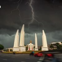 Die über Nordthailand vorherrschenden Süd- und Südwestwinde bringen vereinzelte Gewitter, böige Winde und heiße bis sehr heiße Tage mit sich, prognostizierte die thailändische Wetterbehörde am Samstag.
