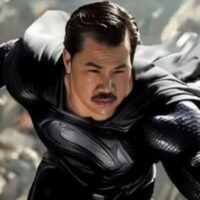 Das thailändische Justizsystem wird durch eine Welle von „Gerechtigkeitskämpfern“ bedrängt. Experten warnen, dass dies ein wachsendes Misstrauen der Öffentlichkeit in die Fähigkeit des Justizsystems widerspiegelt, die Schwachen zu schützen. Einer dieser Kämpfer ist Gunnathat Pongpaiboonwet, besser bekannt als Gun Jompalang (Gun, die Supermacht). Er ist berühmt geworden, weil er sich für die Sache der Opfer einsetzt, die Gerechtigkeit gegen mächtige Interessen suchen.