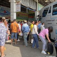 Die Todesfälle in den ersten vier Tagen zu Songkran sind um 18 % niedriger als im Vorjahr. Viele Frühaufsteher beginnen bereits ihre Rückreise nach Bangkok. Die Zahl der Verkehrsunfälle und Verletzten hat in den ersten vier Tagen der Songkran -Reisezeit die Marke von 1.000 überschritten, wobei einige Urlauber bereits gestern am Dienstag ihre Rückreise nach Bangkok antraten. Nach Angaben des Road Safety Operation Centre ereigneten sich am Montag 241 Unfälle, bei denen 34 Menschen starben und 249 verletzt wurden.
