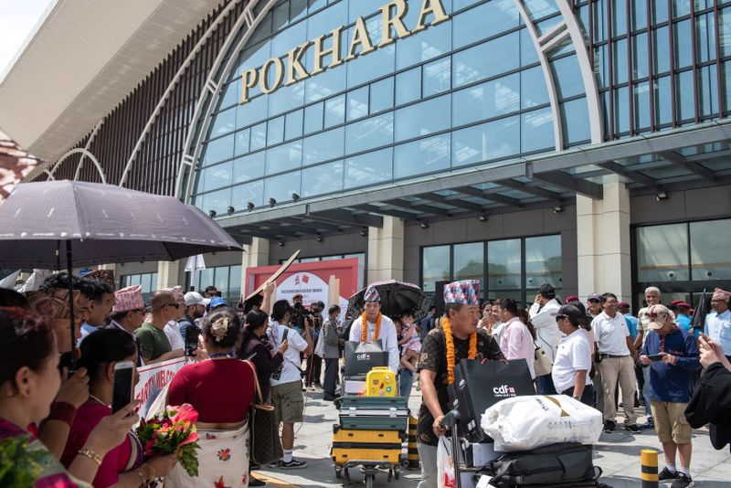 Eine Untersuchung der Regierung zu einem neuen internationalen Flughafen in Nepals zweitgrößter Stadt im Wert von 216 Millionen US-Dollar ergab, dass „Unregelmäßigkeiten und Korruption“ seitens der Beamten und Gesetzgeber einem staatlichen chinesischen Bauunternehmen ermöglichten, seine Verpflichtungen zu ignorieren und für Arbeiten zu bezahlen, die es nie abgeschlossen hatte.