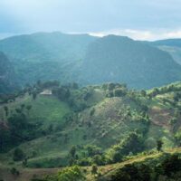 Während Thailand vom Sommer in die Regenzeit übergeht, haben sich die nördlichen Provinzen die Spitzenplätze der heißesten Orte gesichert. Im Bezirk Muang in Mae Hong Son wurden am Sonntag sengende 42,3 °C erreicht, wie aus Daten der Wetterdienstbehörde hervorgeht.
