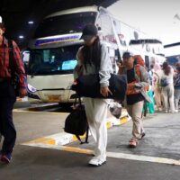 Die Regierung ordnet Unterstützung für 100.000 tägliche Rückkehrer nach Bangkok nach Songkran an, mit strengen Sicherheitskontrollen und verbesserten öffentlichen Verkehrsverbindungen.