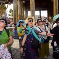 Chinesische Touristen meiden Thailand. Die aktuellen Zahlen zeigen einen Rückgang der Besuche um 1,2 Prozent in der ersten Aprilwoche. Dies ist auf die eskalierenden globalen Handelskriege und Zölle zurückzuführen, die sich negativ auf die Zahl der Einreisenden aus China auswirken.