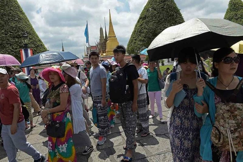 Thailands Tourismusbranche steht trotz des schwachen Baht vor einem schweren Stand, sagen Experten. Der jüngste Kursrückgang der Landeswährung, der auf die angekündigten US-Zölle zurückzuführen ist, führt nicht zu dem erhofften Touristenansturm, da ähnliche wirtschaftliche Trends auch andere asiatische Währungen beeinflussen.Das Vertrauen der Reisenden in ihre Sicherheit bleibt weiterhin ein größeres Hindernis, da Berichte über Betrügereien und Naturkatastrophen eine größere Rolle spielen als Währungsprobleme.