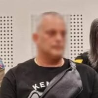 Gegen den 46-jährigen Schweizer Urs Fehr wurde Haftbefehl erlassen, nachdem er bei einer Gerichtsverhandlung in Phuket nicht erschienen war . Gegenstand der Anhörung ist ein mutmaßlicher Angriff auf Dr. Thandao Chandam. Sie behauptet, Fehr habe sie im Februar letzten Jahres getreten.