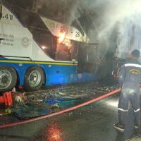 PRACHIN BURI – Sieben Menschen wurden am frühen Montagmorgen getötet und 20 verletzt, als ihr Bus mit zwei Lastwagen zusammenstieß. Der Unfall wurde auf defekte Bremsen zurückgeführt. Der Bus fing nach dem Unfall Feuer