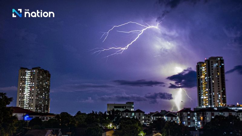 Wettervorhersage der thailändischen Wetterbehörde für den 27. April 2025. Für heute wurde eine Warnung heraus gegeben. Sommerstürme werden Nordthailand treffen und Gewitter, starken Wind, Hagel und Blitze mit sich bringen. Bangkok wird voraussichtlich schwer getroffen, mit heftigen Regenfällen, die 40 % der Region bedecken.