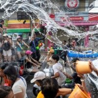 Das Maha Songkran World Water Festival 2025 wurde laut Tourismus- und Sportminister Sorawong Thienthong als voller Erfolg gefeiert. Die dreitägigen thailändischen Neujahrsfeierlichkeiten fanden an beliebten Orten wie Chiang Mai, Khon Kaen und Hat Yai statt und zogen Menschen aus aller Welt an. Bangkok blieb das Epizentrum der Feierlichkeiten, wobei die Silom Road und die Khao San Road mit 651.295 Feiernden gefüllt waren.