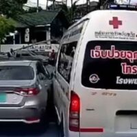 Ein Taxifahrer in dieser südlichen Inselprovinz wurde angeklagt, weil er einen Krankenwagen blockiert hatte, der einen Herzinfarktpatienten ins Krankenhaus bringen wollte, der unterwegs verstarb. Der Vorfall ereignete sich am Sonntagmorgen, als der 62-jährige Pradit Dumlak in einer Durianplantage in der Gemeinde Kamala im Distrikt Kathu ohnmächtig wurde.