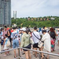 Das thailändische Ministerium für Tourismus und Sport meldete einen leichten Anstieg der ausländischen Touristen. In diesem Jahr wurden 11,84 Millionen Besucher registriert – ein Plus von 0,12 % gegenüber dem Vorjahreszeitraum. Ein erheblicher Anteil davon waren Touristen aus China (1,6 Millionen). Trotz der jüngsten Herausforderungen, darunter ein schweres Erdbeben in Myanmar , das Bangkok erschütterte , bleibt Thailand optimistisch und hält an seiner Prognose von 38 Millionen ausländischen Ankünften für das Jahr fest.