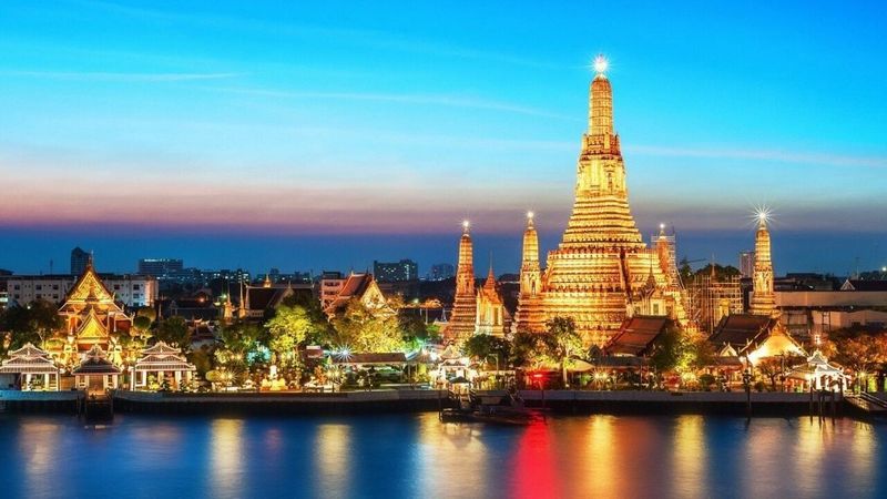 Thailand hat mit der Eröffnung des Thailand Investment and Expat Services Centre (TIESC) in Bangkok eine neue Initiative zur Anziehung ausländischer Investoren und Expats gestartet . Die am Montag von Premierministerin Paetongtarn Shinawatra eröffnete Einrichtung soll die Prozesse für Investitionen, Visa und Arbeitserlaubnisse vereinfachen.TIESC befindet sich im One Bangkok-Gebäude und ist ein Gemeinschaftsprojekt des Board of Investment, der Einwanderungsbehörde und des Arbeitsministeriums.