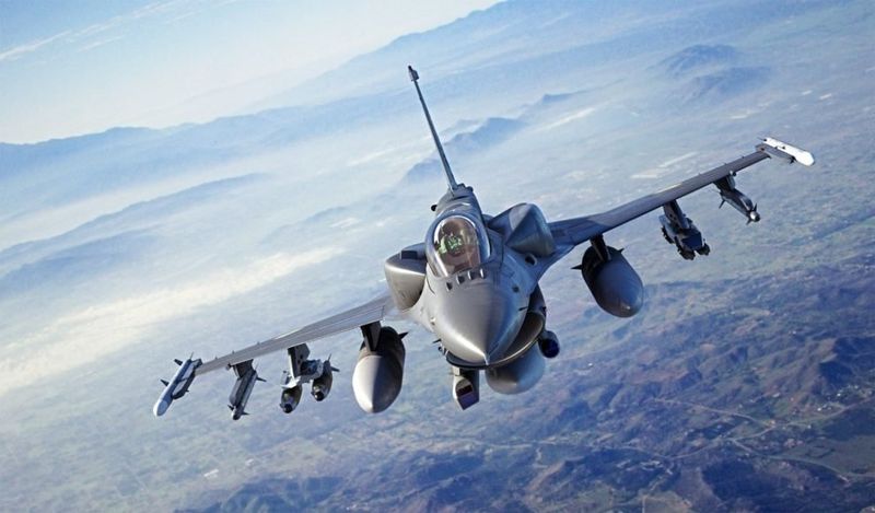 Thailand hat aufgrund schwieriger Kreditbedingungen offiziell vom Kauf von F-16 Kampfflugzeugen aus den USA Abstand genommen.Verteidigungsminister Phumtham Wechayachai gab heute bekannt, dass die USA von einer US-Bank einen Vorschuss für die Kosten der gesamten Flotte verlangt hätten, was für Thailand finanziell nicht machbar sei. Der Minister betonte, dass sich das Land auf die Deckung anderer dringender Finanzbedürfnisse konzentriere.