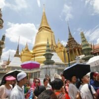 Thailand kämpft mit einem deutlichen Rückgang der Touristenzahlen, was das Tourismus- und Sportministerium dazu veranlasst hat, die thailändische Tourismusbehörde (TAT) mit der Überarbeitung ihrer Strategie für 2025 zu beauftragen. Der Schwerpunkt liegt auf der Anpassung der Ziele für die Auslandseinnahmen von 2,3 Billionen THB auf 2 Billionen THB aufgrund eines enttäuschenden Rückgangs des asiatischen Marktes um 17 % im ersten Quartal.