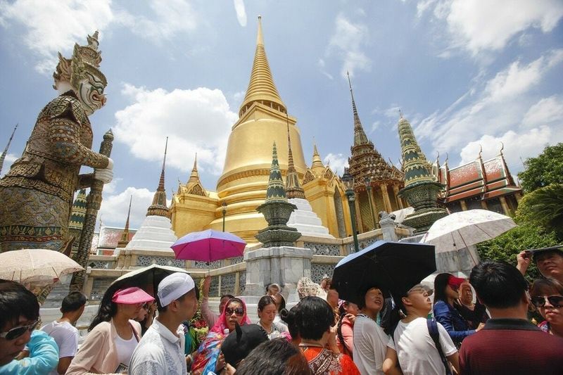 Thailand kämpft mit einem deutlichen Rückgang der Touristenzahlen, was das Tourismus- und Sportministerium dazu veranlasst hat, die thailändische Tourismusbehörde (TAT) mit der Überarbeitung ihrer Strategie für 2025 zu beauftragen.Der Schwerpunkt liegt auf der Anpassung der Ziele für die Auslandseinnahmen von 2,3 Billionen THB auf 2 Billionen THB aufgrund eines enttäuschenden Rückgangs des asiatischen Marktes um 17 % im ersten Quartal.