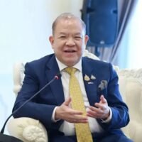 BANGKOK. Thailand könnte den hohen US-Zöllen entgehen, so der thailändische Handelsminister. Wie Handelsminister Pichai Naripthaphan bekannt gab, hofft Thailand, von der Liste der zehn Länder gestrichen zu werden, die höchstwahrscheinlich mit hohen Gegenzöllen der USA konfrontiert werden. Die Enthüllung, die auf Erkenntnissen einer Quelle aus dem US-Privatsektor beruht, deutet auf weiterhin starke Wirtschaftsbeziehungen zwischen den beiden Ländern hin.