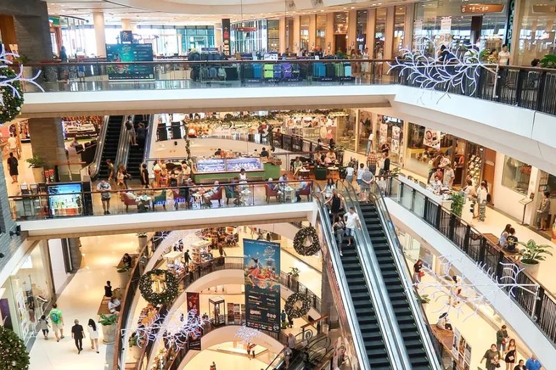 Thailands Tourismusbranche schlägt Alarm, da China Touristen mit verlockenden steuerfreien Einkaufsanreizen lockt. Mit einem Steuerrückerstattungssatz von 13 Prozent will China die Ausgaben der Touristen durch sofortige Steuerrückerstattungen ankurbeln. Thailändische Tourismusunternehmen raten Thailand, sich ein Beispiel zu nehmen, um seine Wettbewerbsfähigkeit zu erhalten.