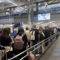Ab dem 1. Mai müssen ausländische Besucher, die nach Thailand reisen , vor ihrer Reise eine Online-Ankunftskarte ausfüllen, so das Außenministerium. Die von der Einwanderungsbehörde erstellte Website der Thailand Digital Arrival Card (TDAC) erfasst wichtige Reisedaten. Smart-App-Versionen für Android und iOS werden in Kürze verfügbar sein, um den Prozess noch reibungsloser zu gestalten.