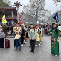 Thailand verliert seinen Spitzenplatz bei chinesischen Touristen an Vietnam: Experten fordern einen Aufruf zum Handeln. Im Zuge einer kürzlich erfolgten Umstrukturierung des Tourismus hat Vietnam im ersten Quartal Thailand als führendes südostasiatisches Reiseziel für chinesische Touristen überholt. Der Verband thailändischer Reisebüros (ATTA) forderte dringende Maßnahmen der Regierung, um die Reisekosten zu senken und Thailands touristische Attraktivität zu steigern, um die Besucher zurückzugewinnen.